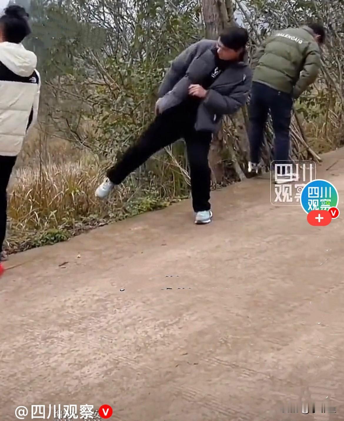 大年初二，村头巷尾突然多出了这样一群“神秘”的男人……
    他们三五成群，但