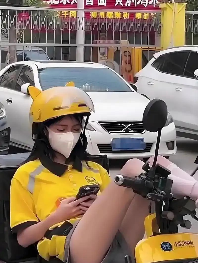 有没有发现，现在的外卖女骑手真的越来越多了？她们骑着电动车，背着保温箱，取餐送餐