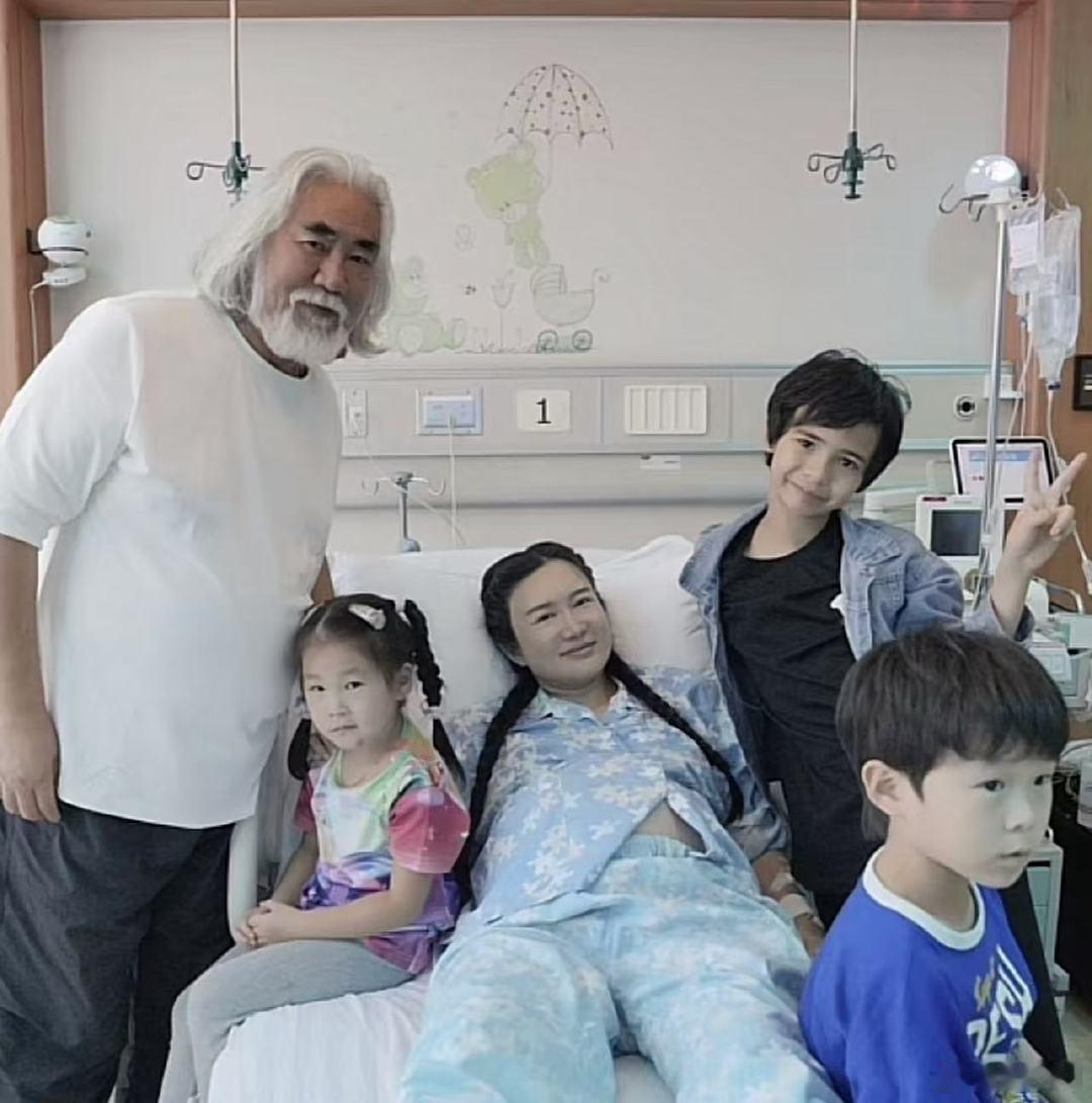 #张纪中晒一家六口合照# 张纪中晒一家六口合照，这一大家子真幸福呢~ #张纪中官