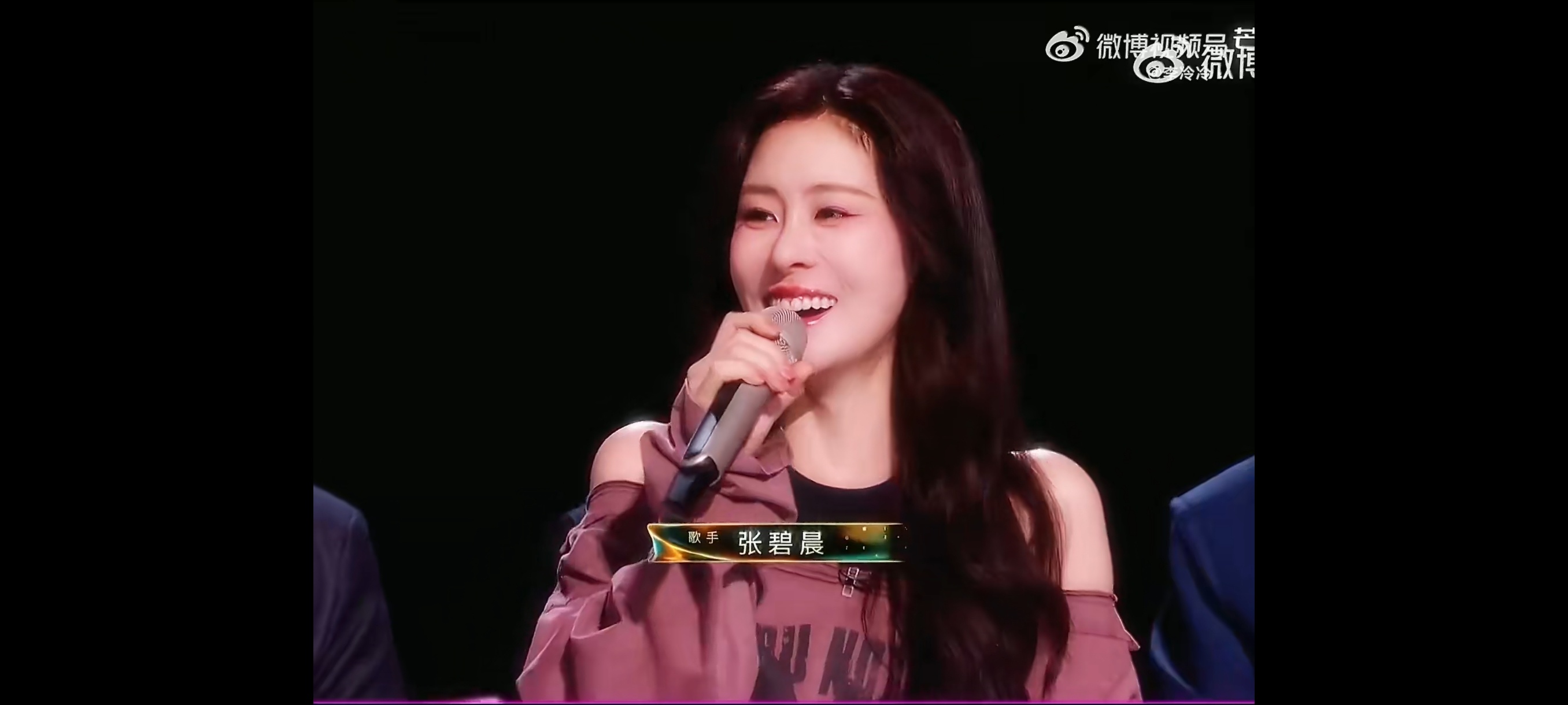 张碧晨回应歌手跑调张碧晨在大眼音乐节主动提起《歌手》首演跑调一事，坦言“没发挥好