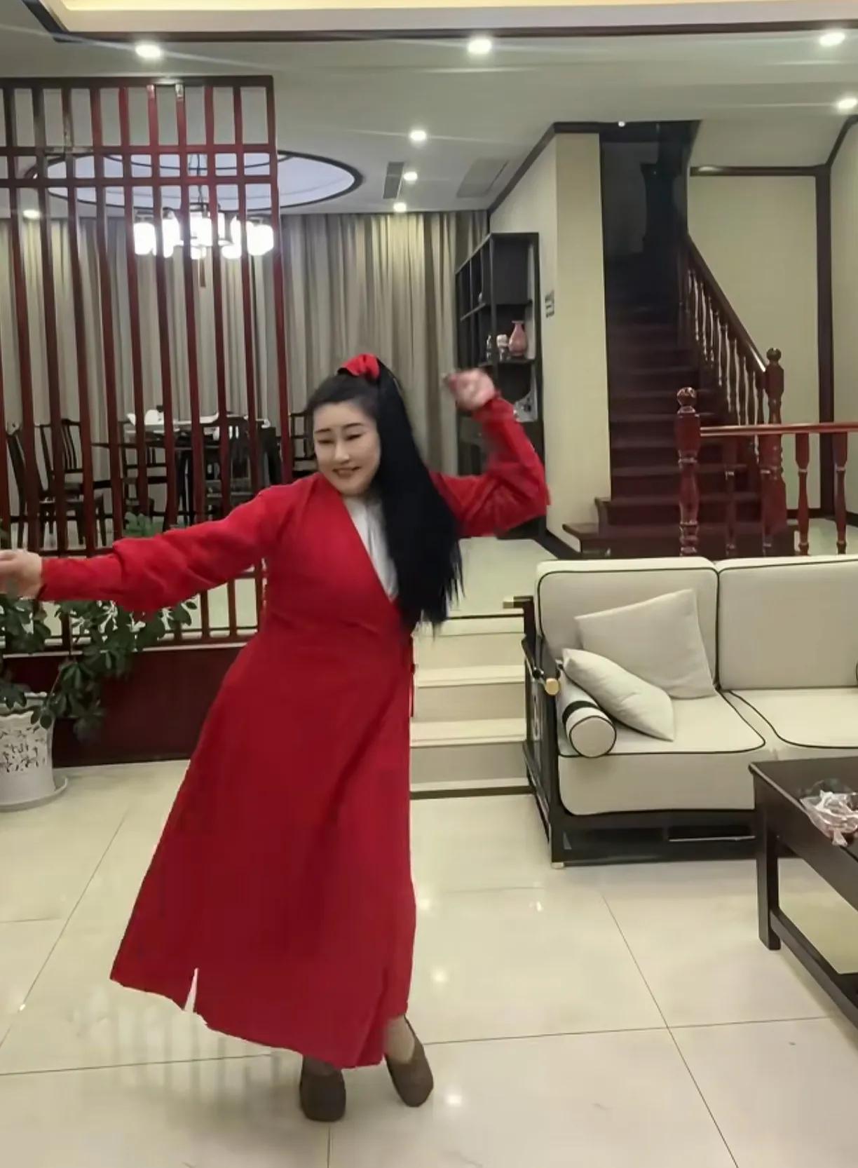 开封王婆61岁了，头发又多又黑，让人羡慕。