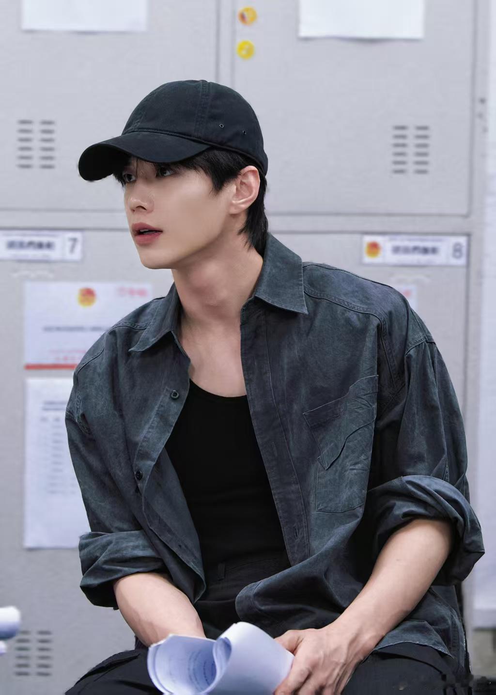 何与《双轨》壁纸～黑色工字背心＋优越的肌肉线条，适配度直接拉满，已经被迷的不知天