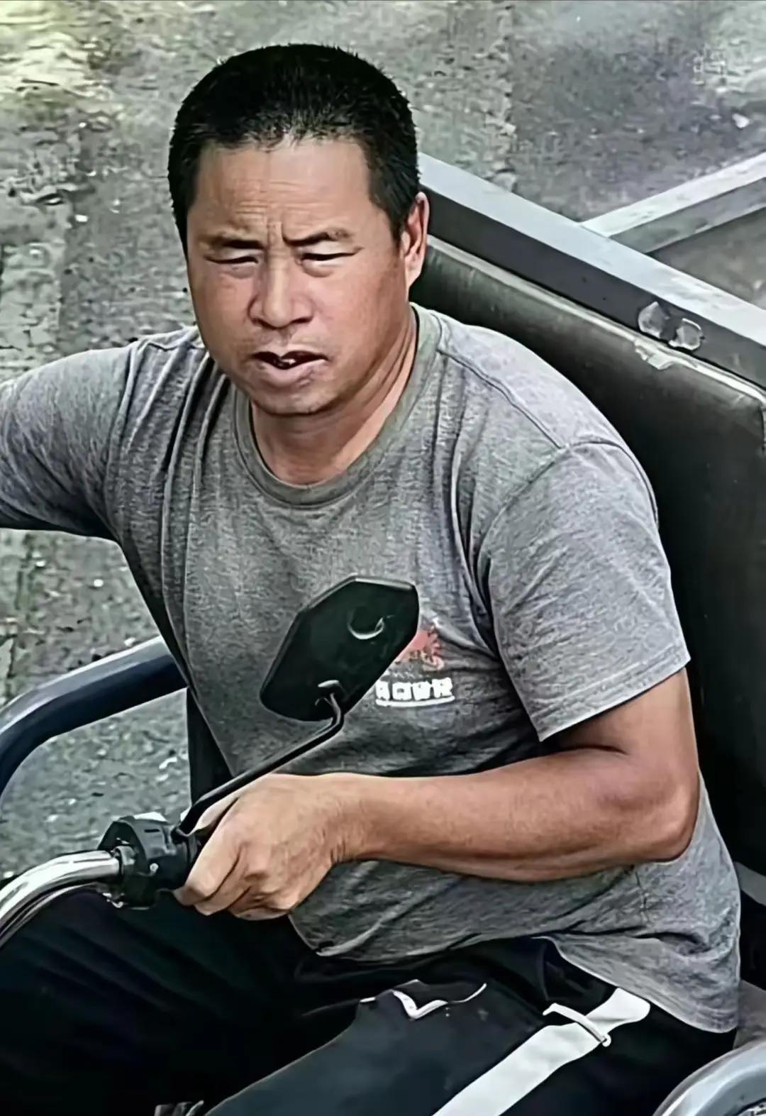 夏付钢逃亡路上最大的麻烦，不是没吃没喝，也不是被围追堵截，而是他放不下生他养他的