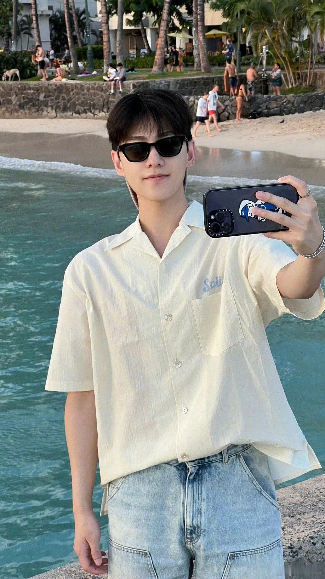 杨洋的手机壳一天比一天裂 笑晕😆 ​​​