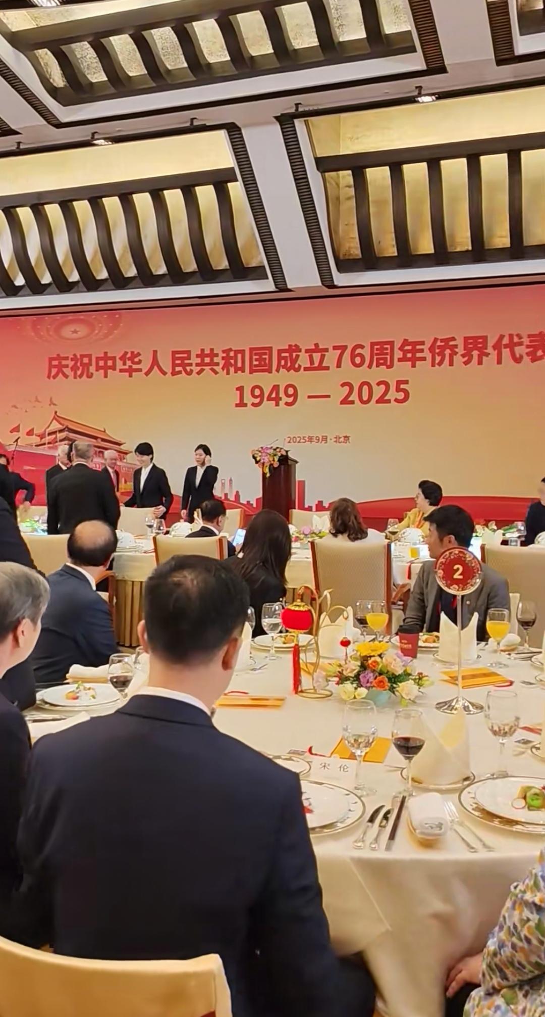 十一自动切换“国庆模式”，举国同庆，庆国方式有百种千样。

侨界同胞相聚，吃吃、