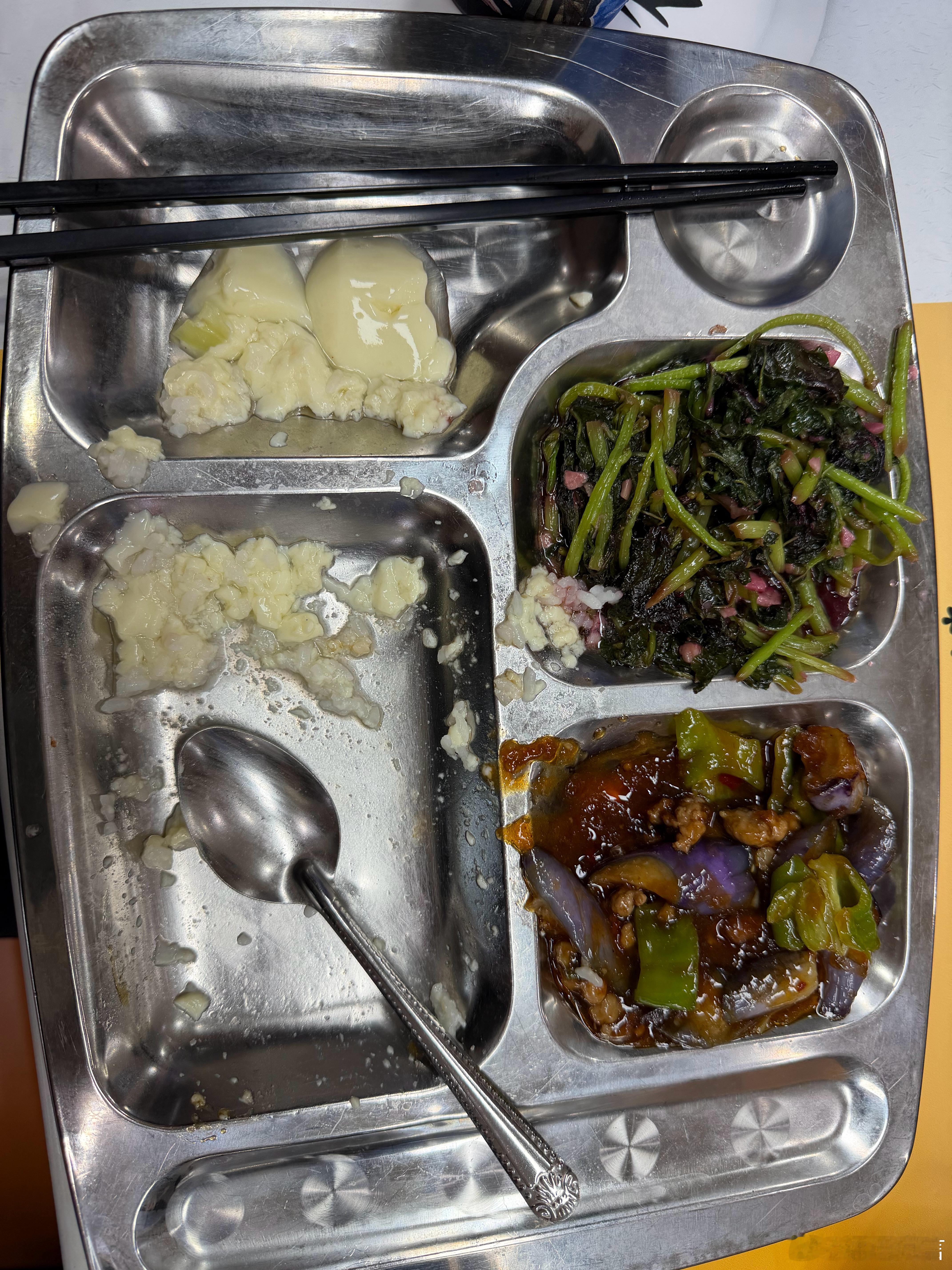 今早吃了地道的葱油拌面和咸豆浆，中午回到母校吃了久违的食堂，一眨眼已经在毕业20