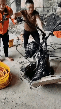 这个是什么工作？看着都吓人，估计长时间作业也会很危险吧？突然有一个想法，应该让机