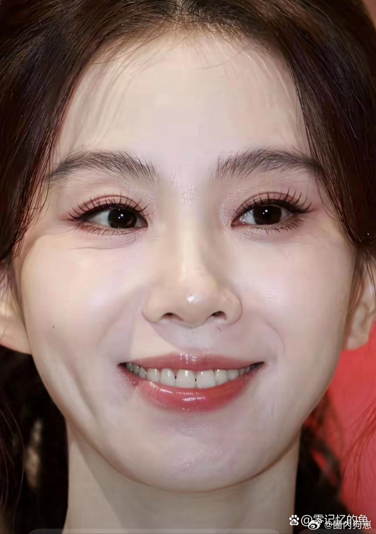 原来刘诗诗的牙齿也有缝隙，反而显得真实又自然，一点都不影响整体气质。 