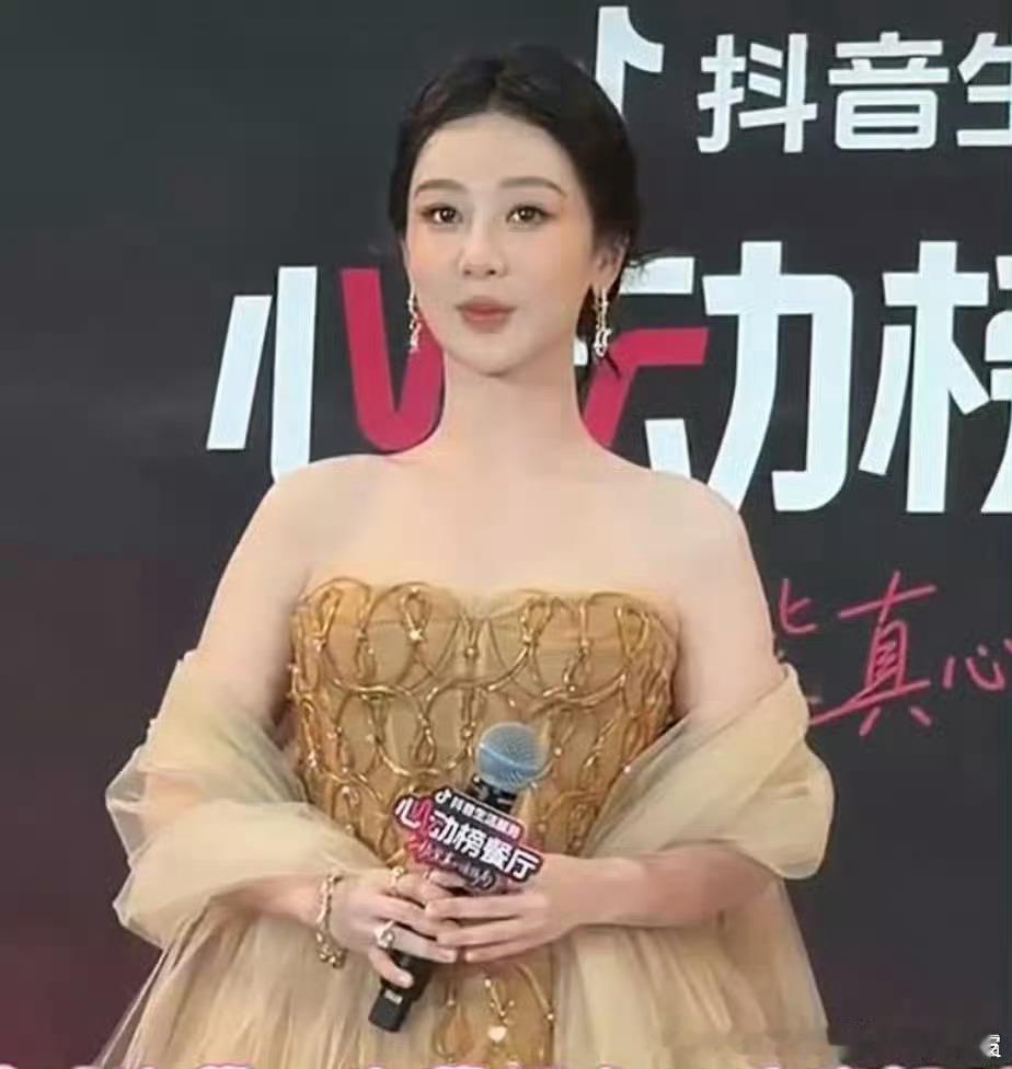 杨紫金色闪钻高定黄金m美女，富贵花杨紫认出男粉声音