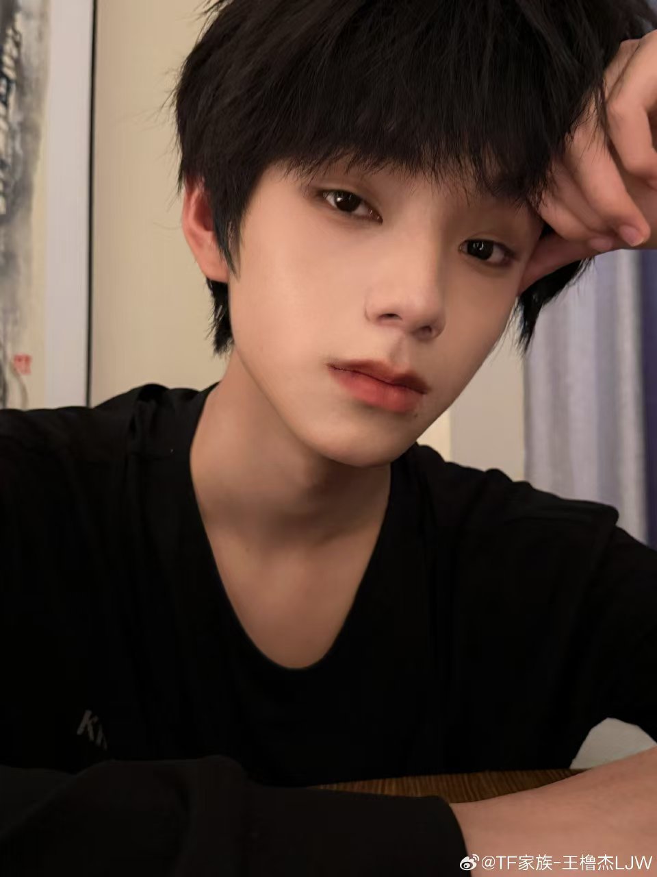 王橹杰小狗耳朵自己画的 疑似手绘的小狗耳朵，少年软萌气质拉满，小狗塑造型可爱到封