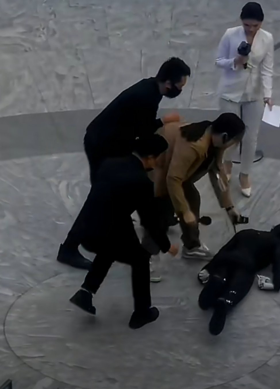 小鹏机器人假人疑云后再翻车机器舞跳的再好都不可能这样的姿态摔小鹏机器人一摔自证清