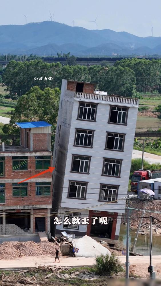 房子刚建好，还没来得及入住，怎么就歪了呢？

在广西钦州就有这么一栋五层农村自建