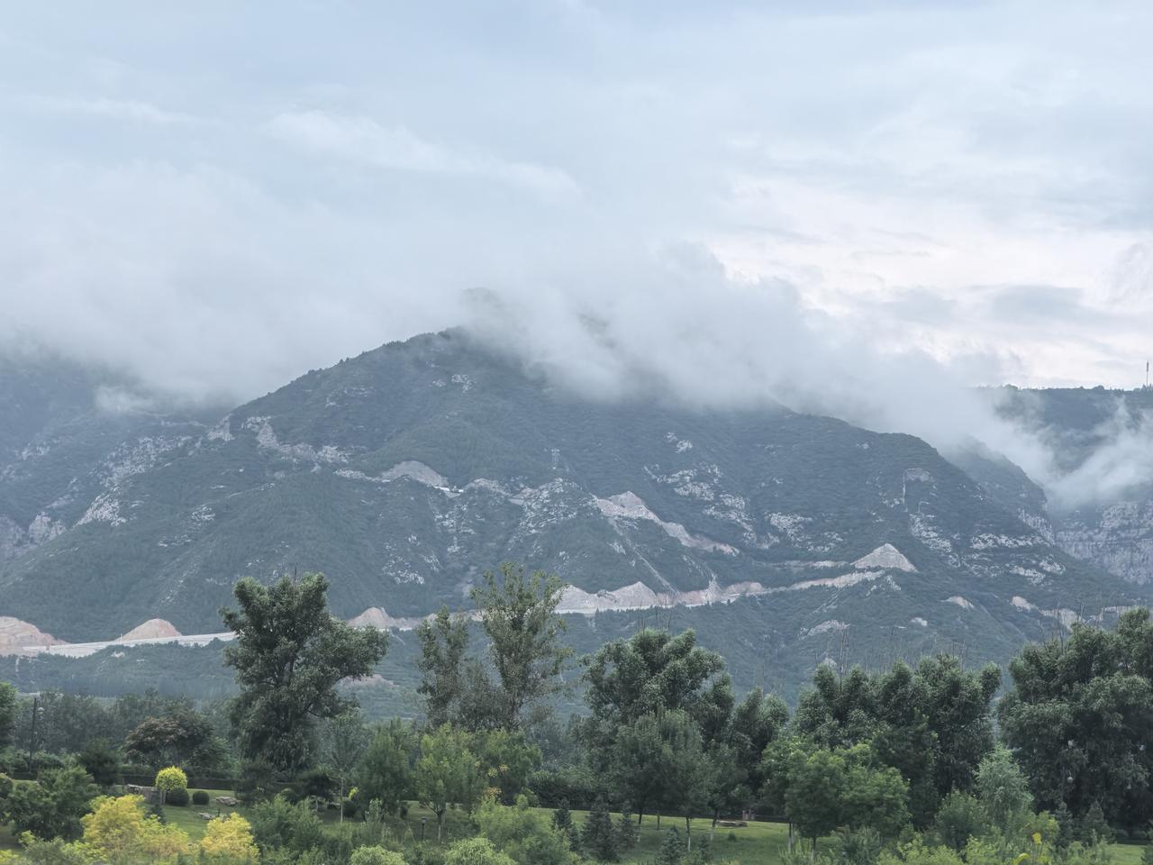 山间云雾缭绕，风景美如图画。