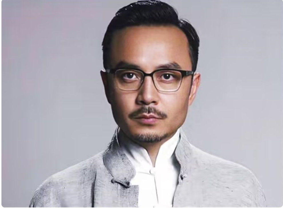 魏晨带娃逛超市，3岁儿子坐购物车被推行，祖孙三代同框好幸福 