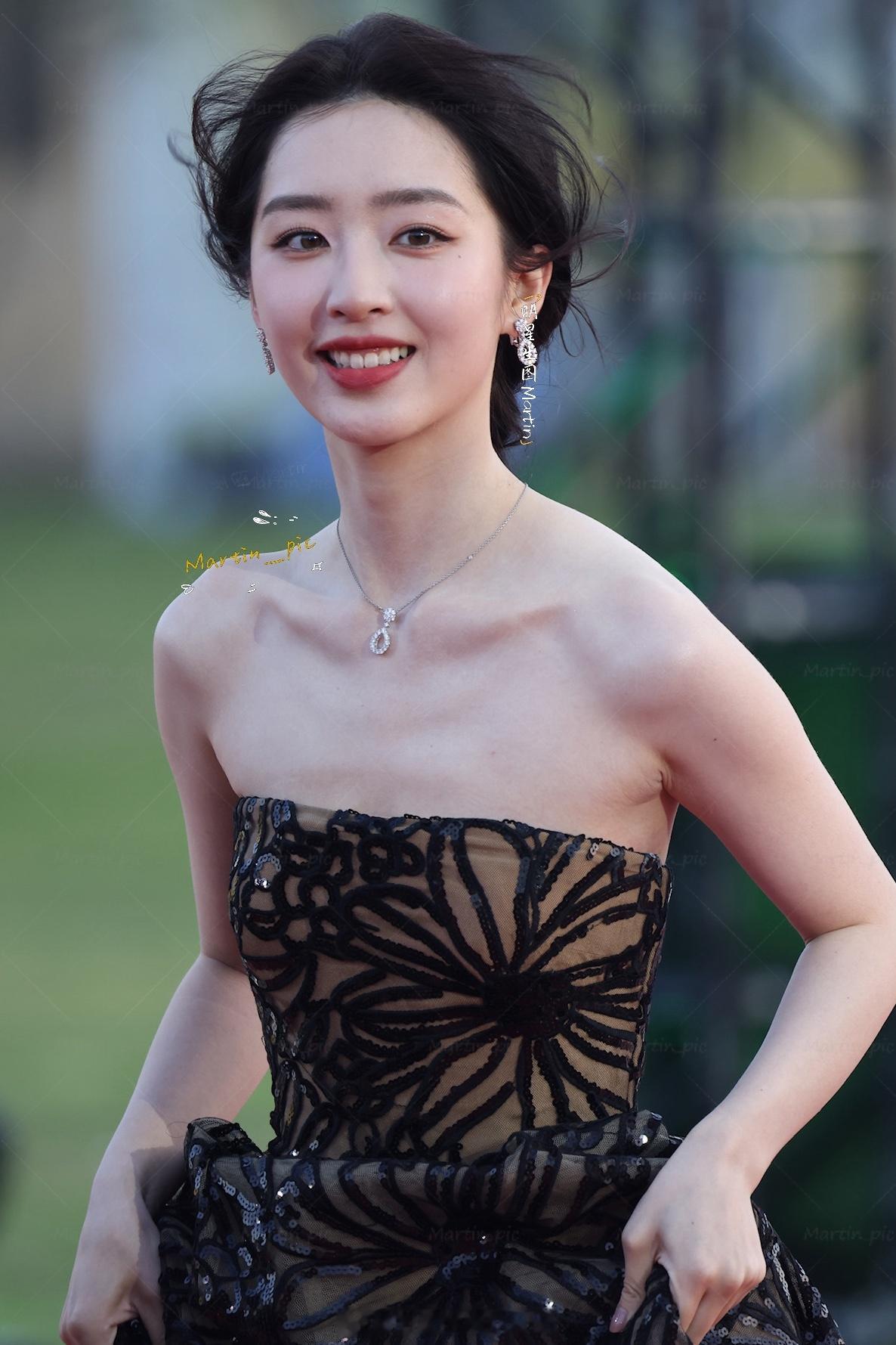 邓恩熙金鸡奖红毯生图迎风走来的美貌真的好明媚的笑容