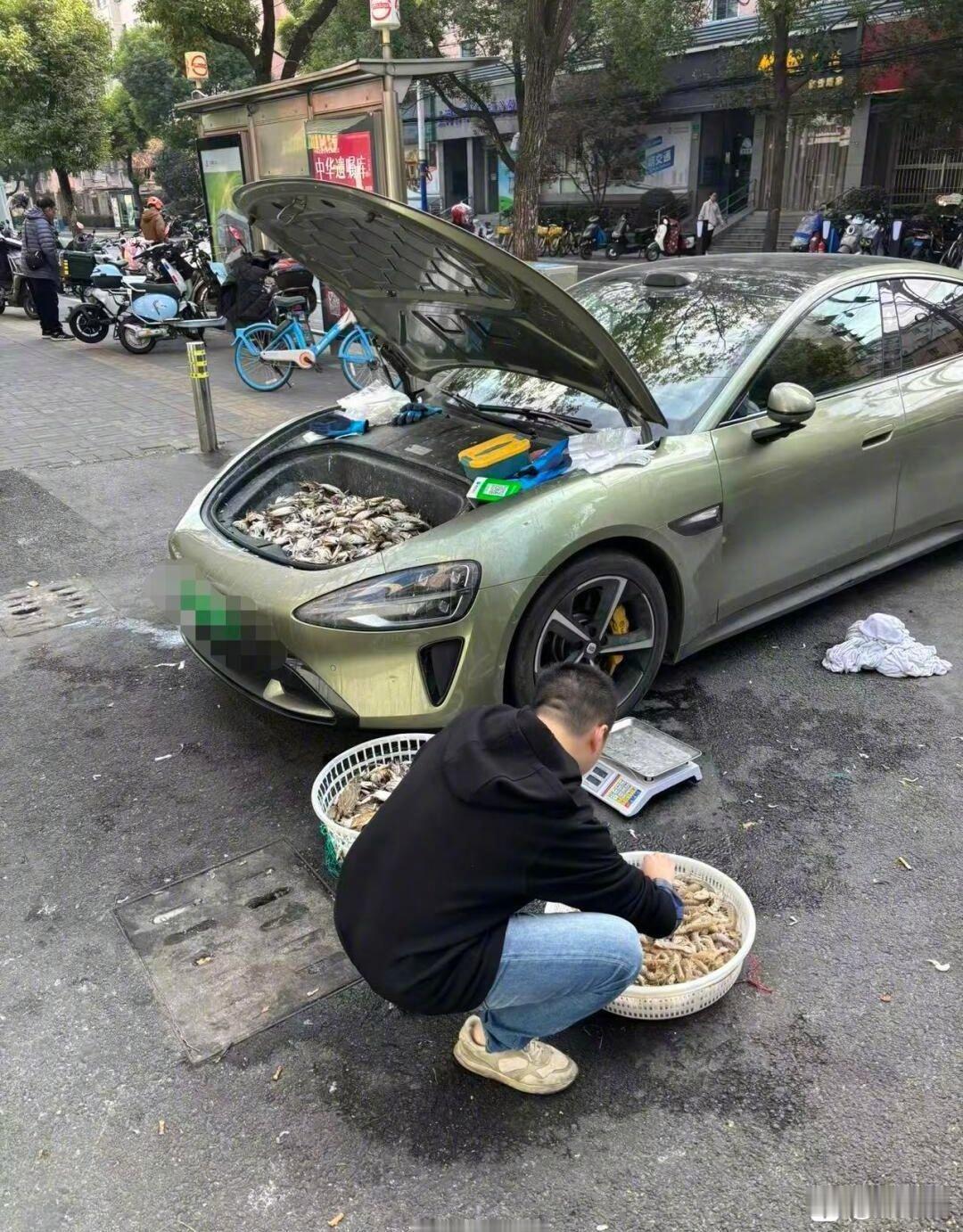 这哥们也是拼了，够吃一年了吧[捂脸]