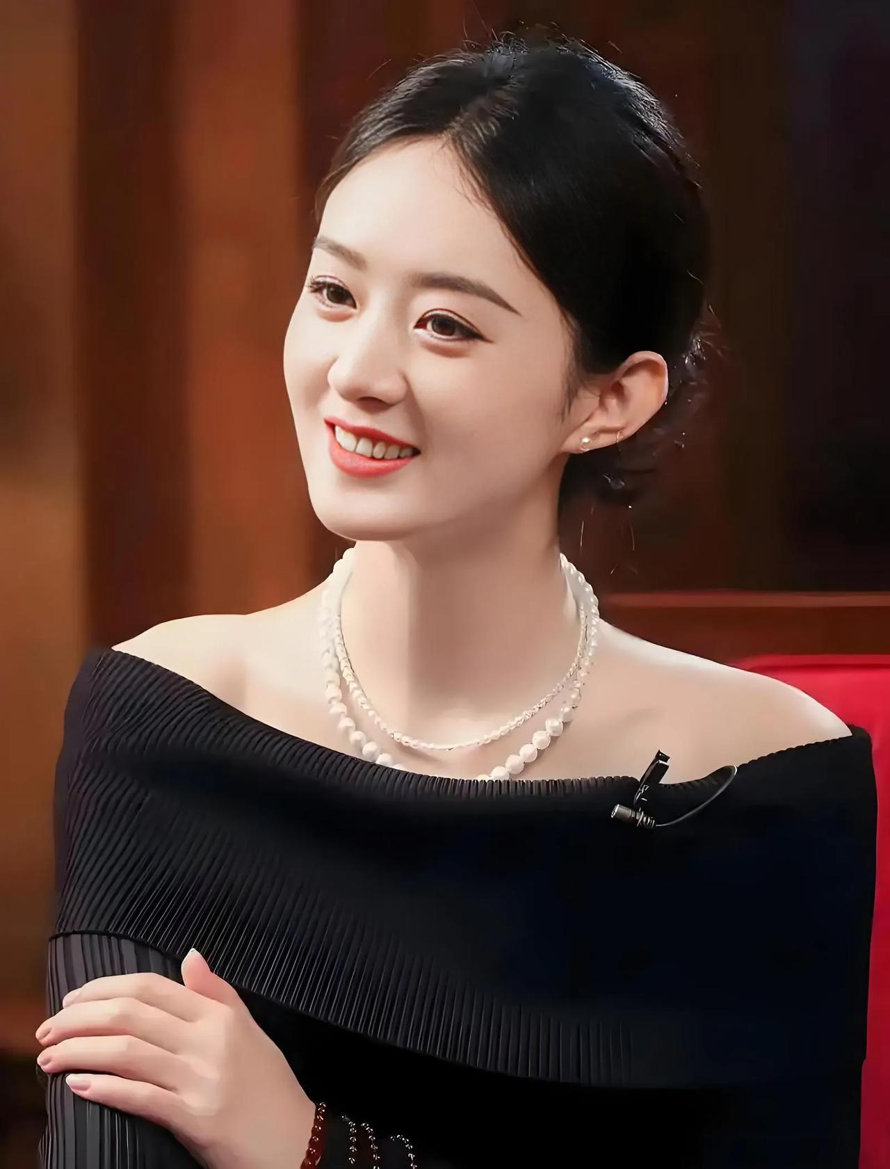 赵丽颖印象探讨赵丽颖这姑娘，简直是娱乐圈的“反套路王者”！圆脸农村妹出身，偏要闯