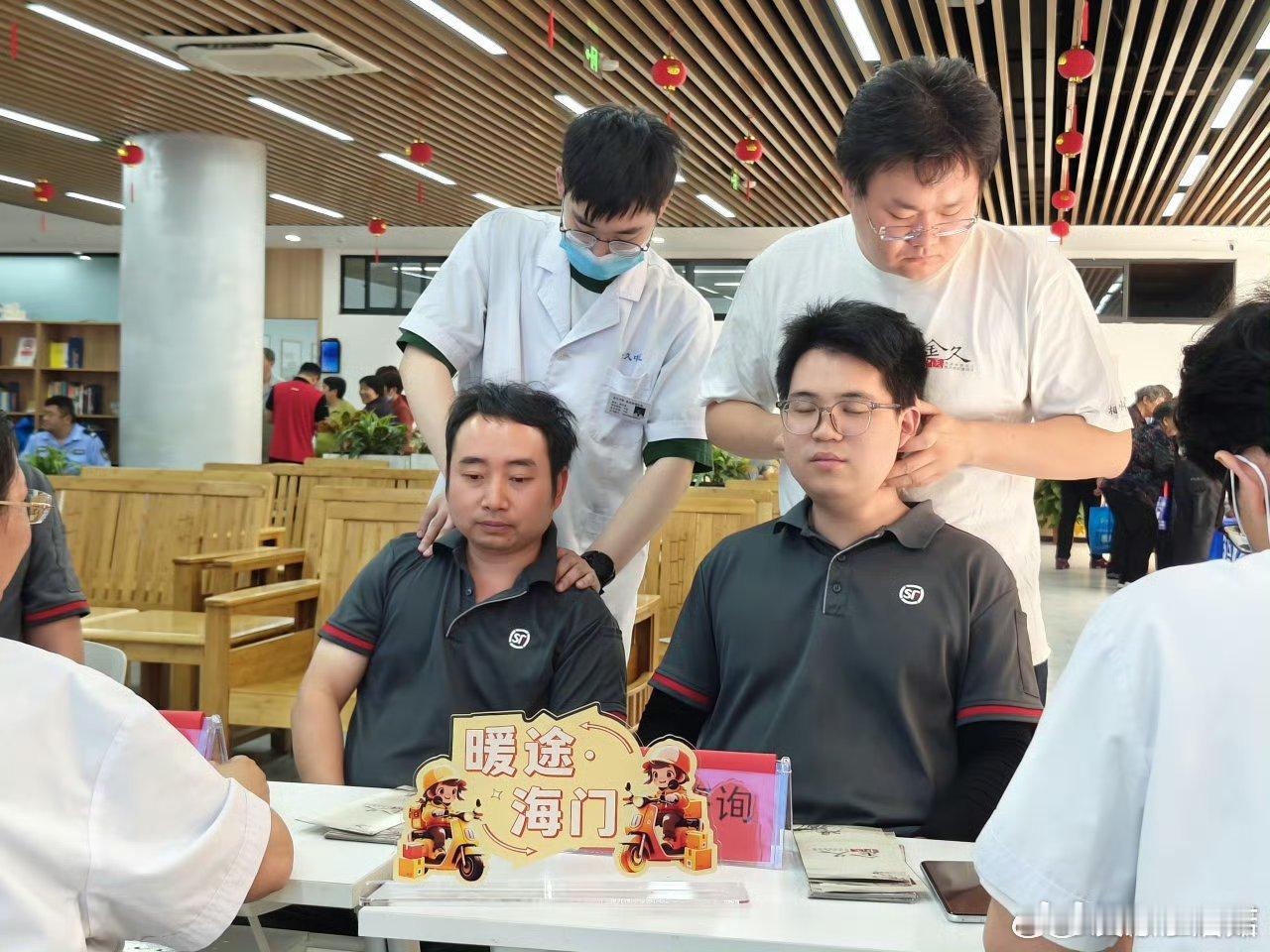 【小得盈满小满聚邻里台州温情暖户外 】时值小满，台州椒江城隍浦社区邻里中心里人声