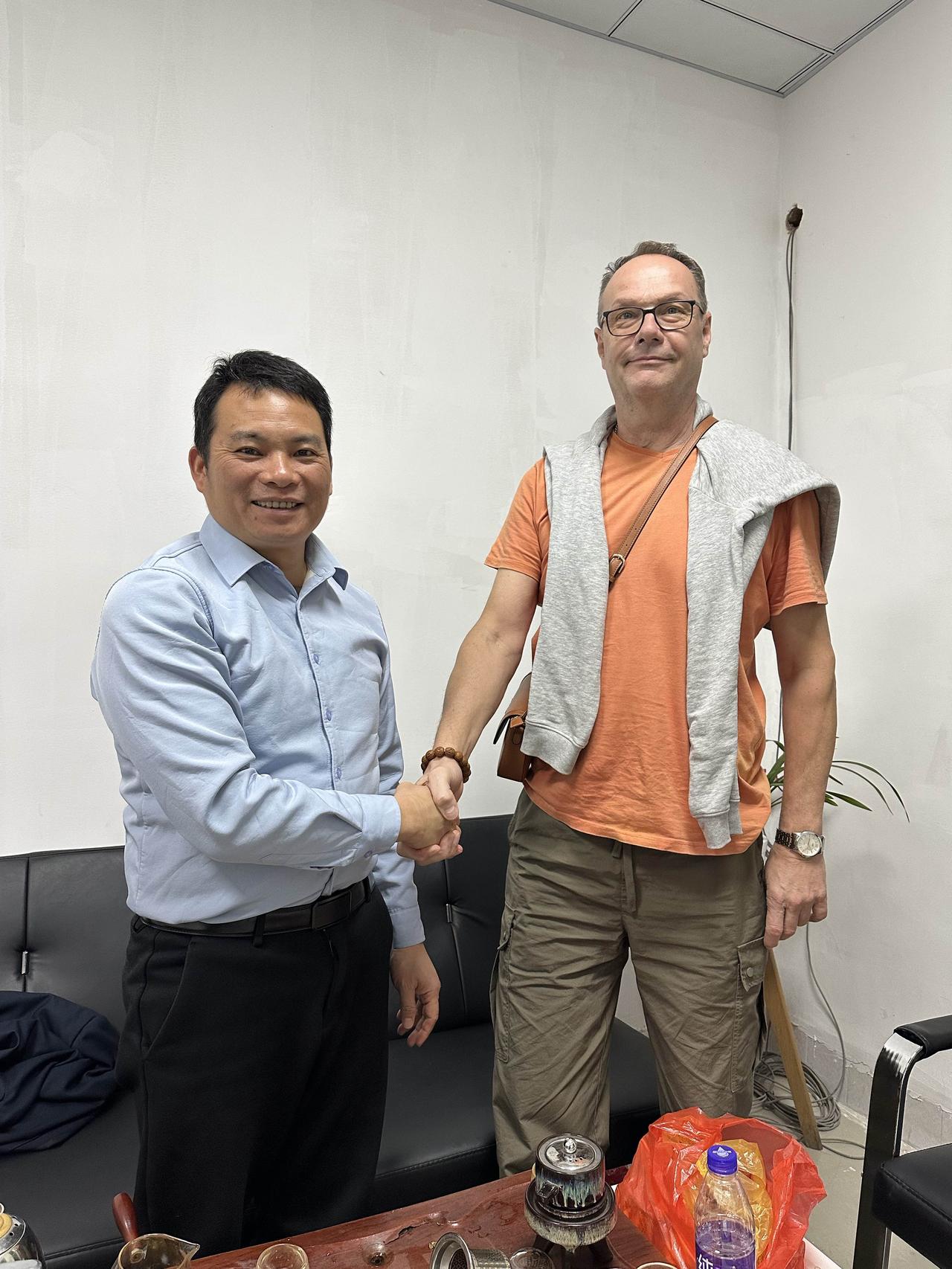 来自瑞典的朋友到访我们扶绥县笔架山爱心协会，他非常友善！