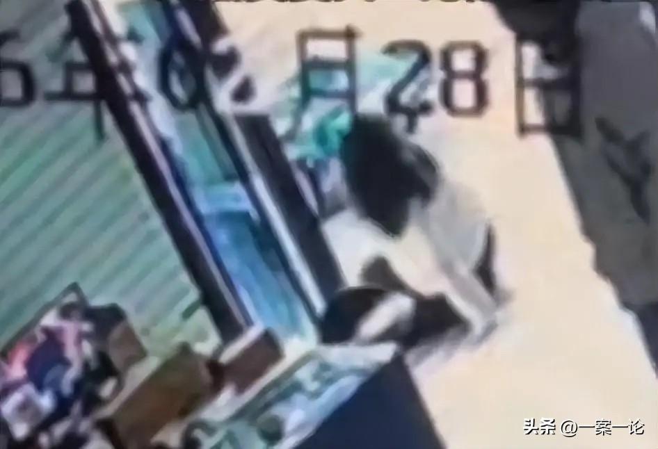 江苏苏州，女子要求快递员送货上门，对方却说自己不认路，让女子自己取，否则就把包裹