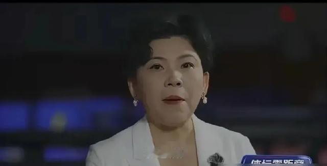 那天刷着手机，屏幕的光刺得眼睛发酸，手指划拉半天突然看到邓亚萍那段采访，面包渣掉