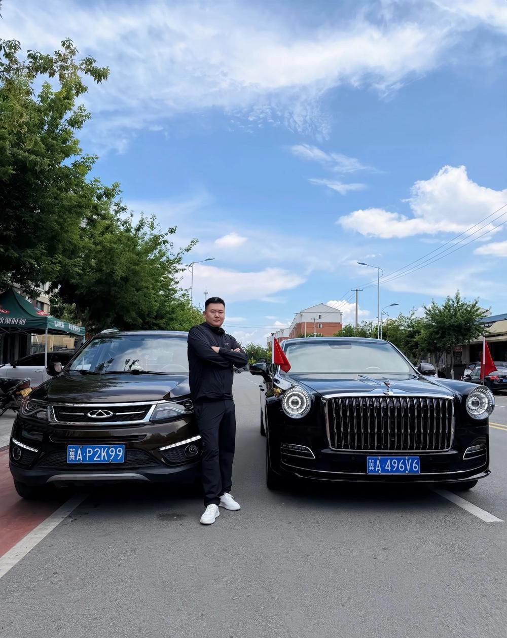 石家庄“贷款王”张晓民，鸟枪换炮，站在自己的两台座驾前，一台是他十年前陪他摸爬滚