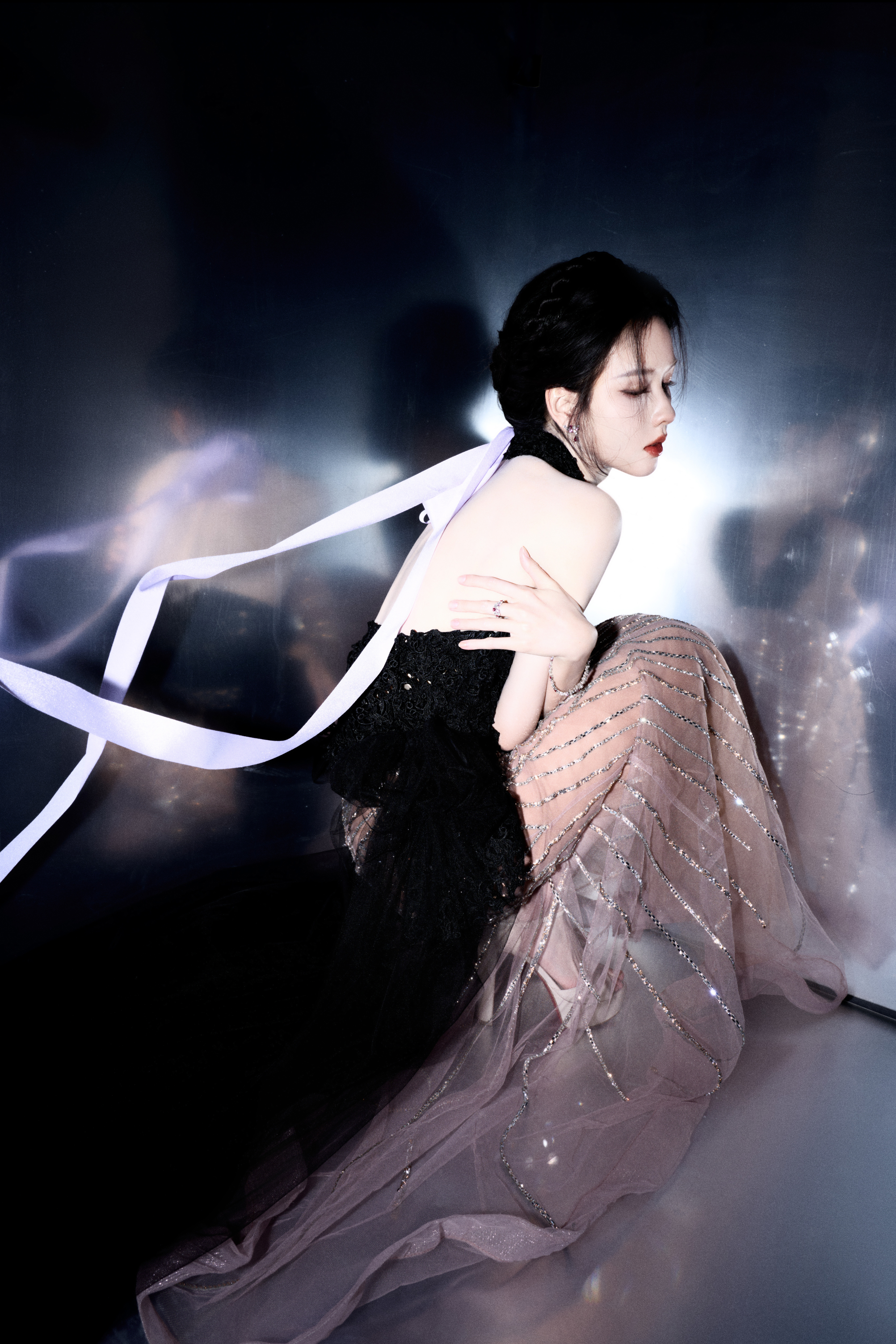 陈都灵亮相微博之夜红毯，身着Peet Dullaert高定特别定制礼服，搭配Ha