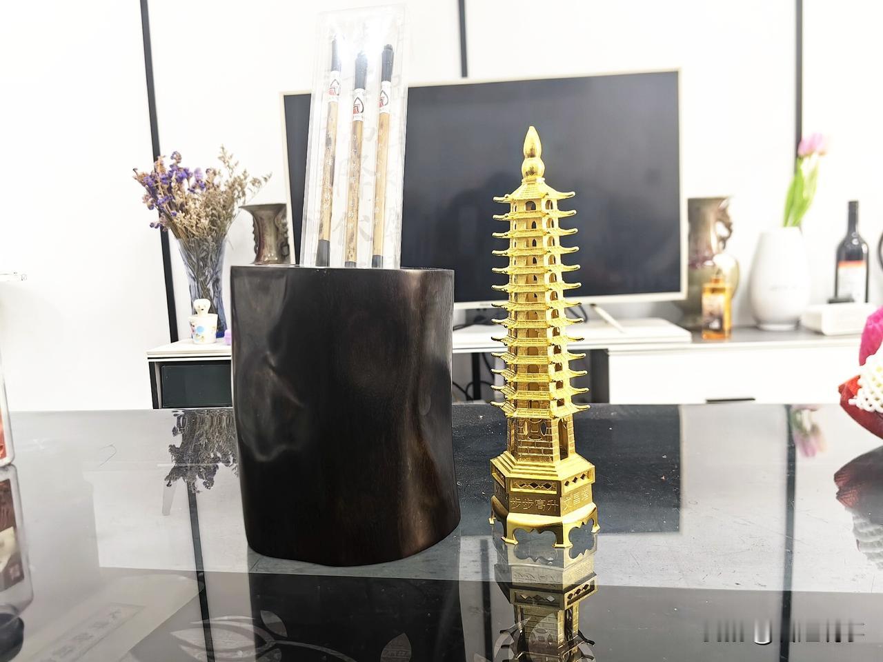 我有个堂弟从小喜欢易经
着迷到不吃不喝不睡觉
整夜整夜的看那种书
还会画阴阳八卦