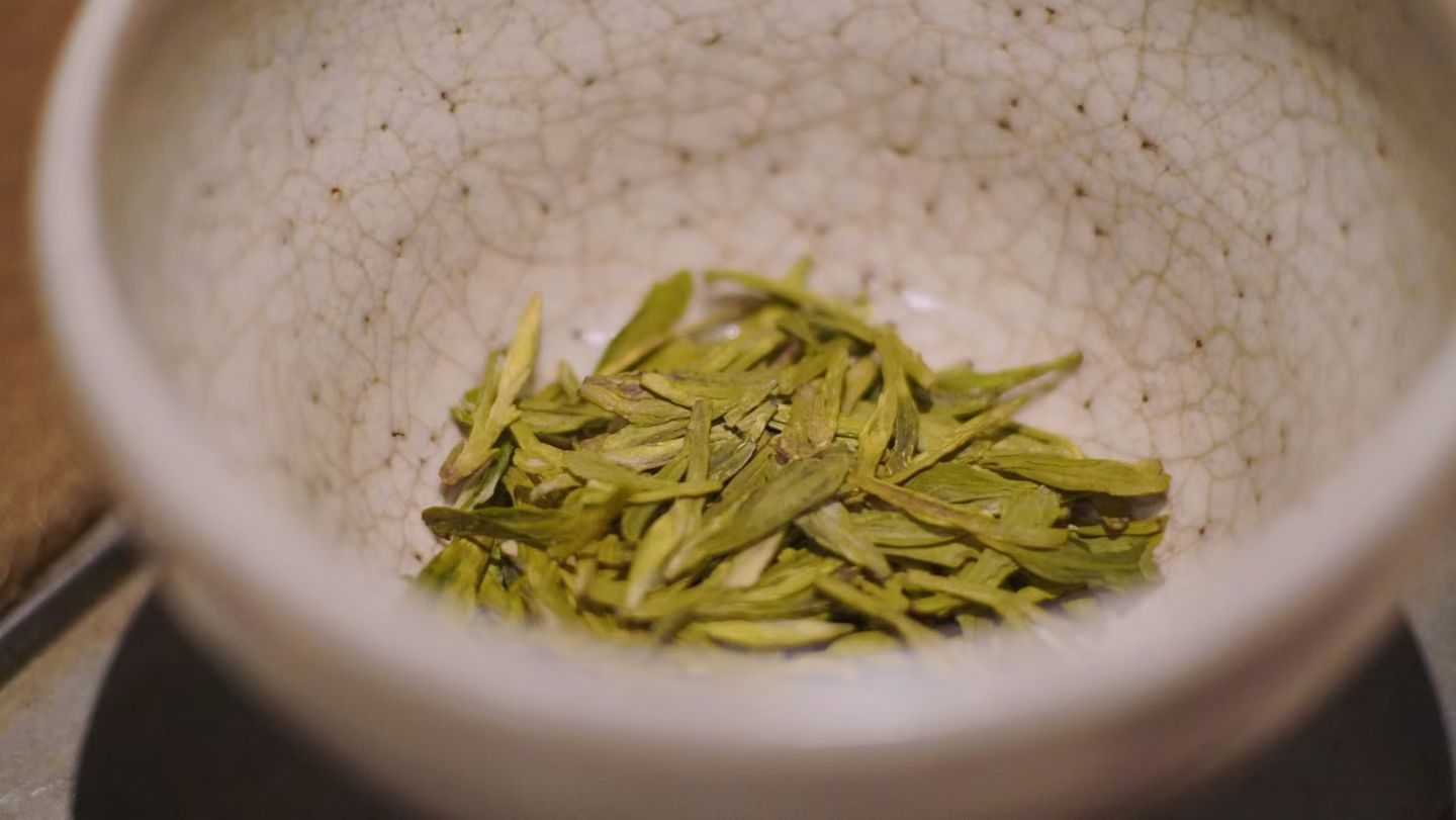 品茶赏器交友  喝茶的过程中，茶人也在循序渐进中提升人格品质，给心灵足够成长的养