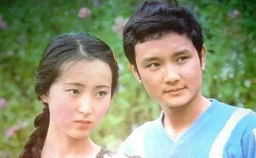 欧阳奋强听说陈晓旭出家了，他知道后极力劝阻。

87版巜红楼梦》拍了三年，欧阳奋