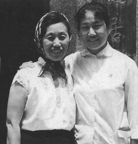 张瑞芳陪同日本艺术家杉村春子参观鲁迅故居。