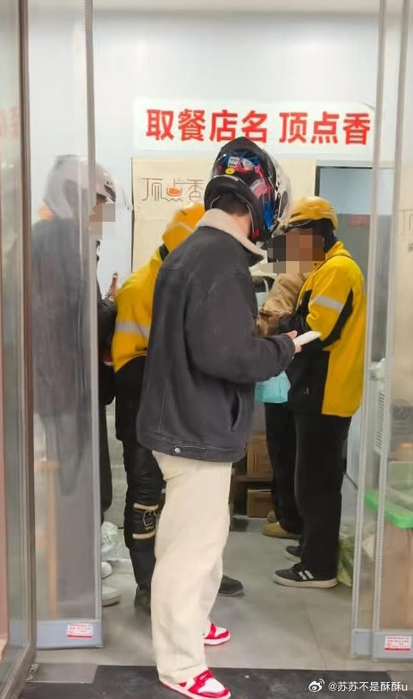 多家幽灵外卖藏身西安一街区西安一小店挂了7个外卖招牌一店挂多招牌做外卖，容易造成