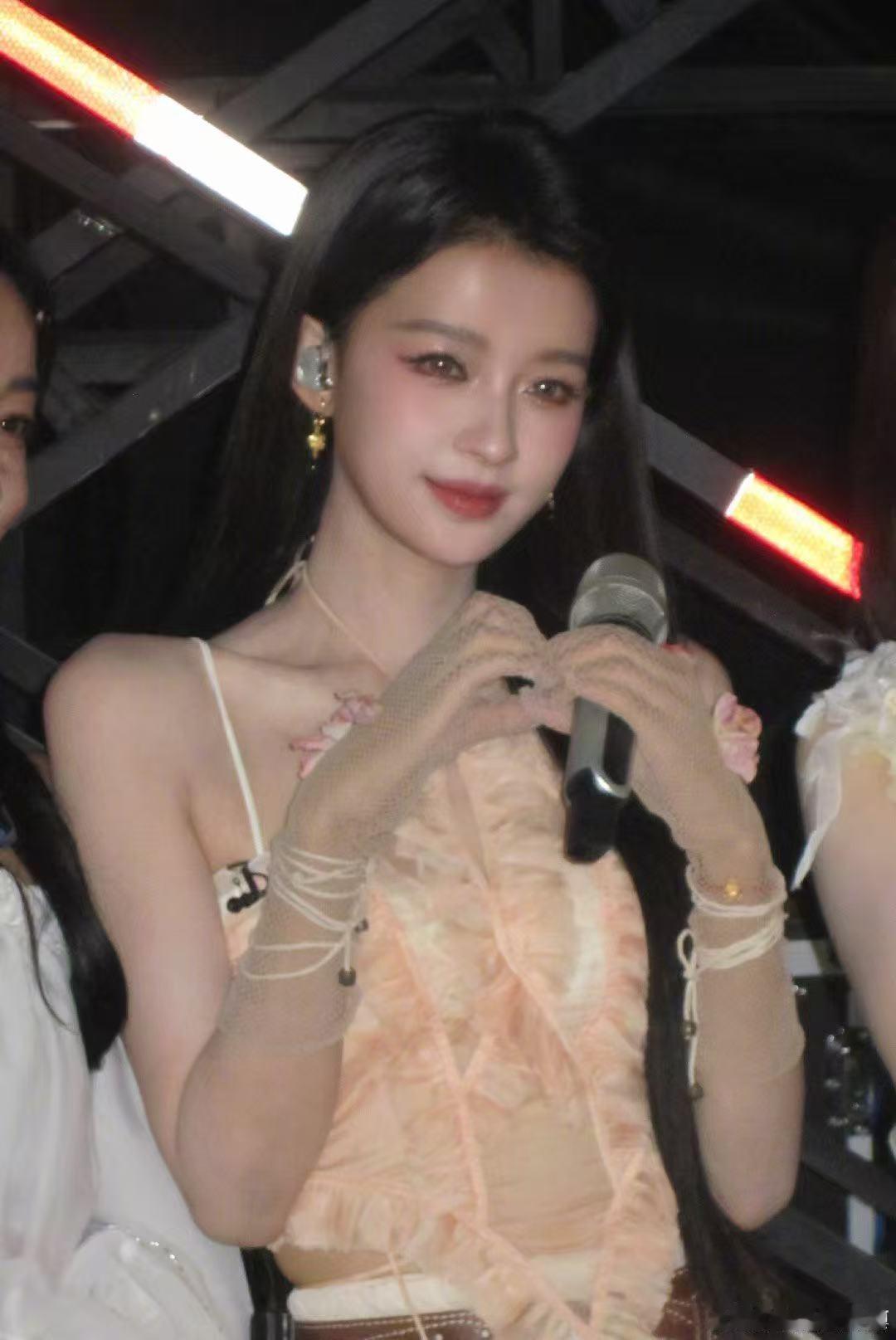 孙怡孙怡安慰张慧雯乘风2026女孩子之间的互助太美好！孙怡耐心疏导慧雯，看得哈特