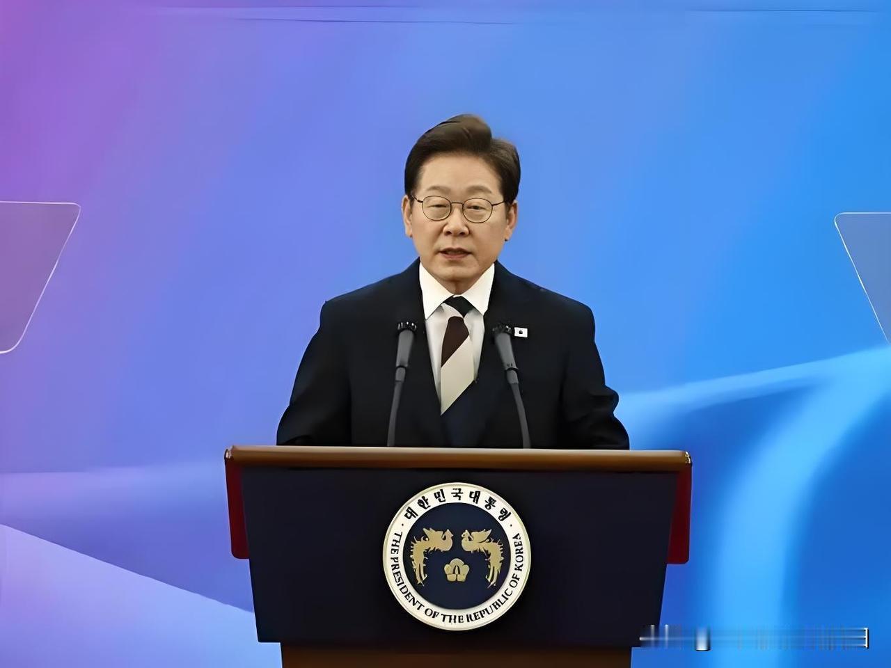 14日，韩国总统李在明于首尔龙山总统府召开新闻发布会，透露韩美两国经安全磋商后，