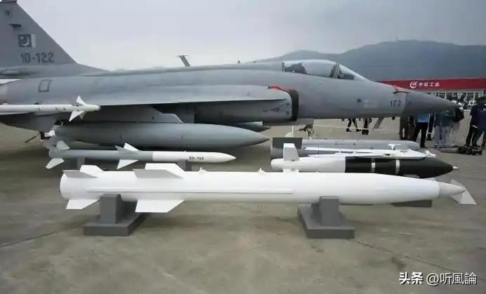 塞尔维亚空军最近搞了一次公开亮相，把自家的米格-29战机拉出来，机翼下挂的是中国