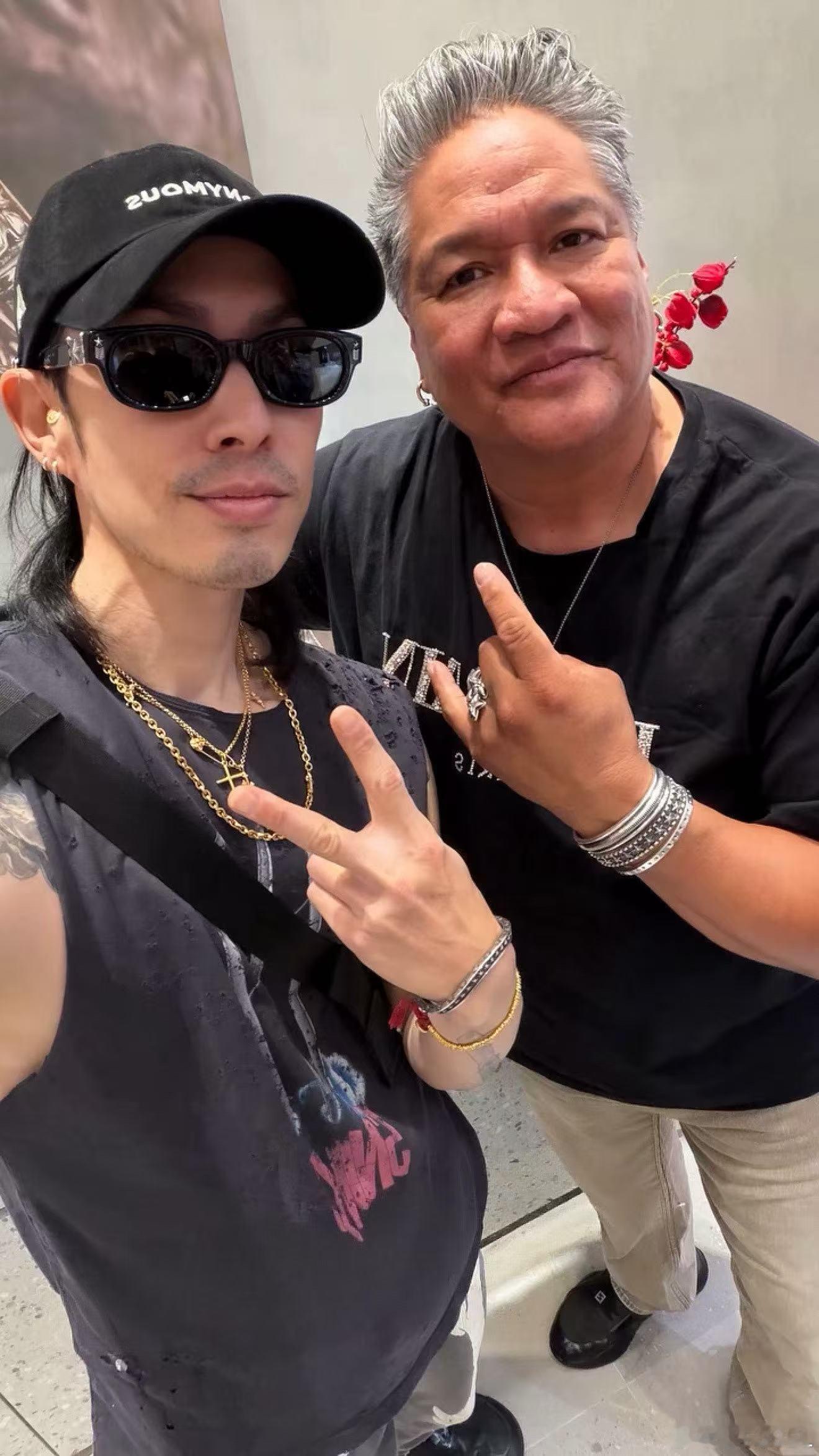 在和Cody主理人见面中：上身【 xVESSEL漫威金刚狼系列短袖 】，将金刚狼