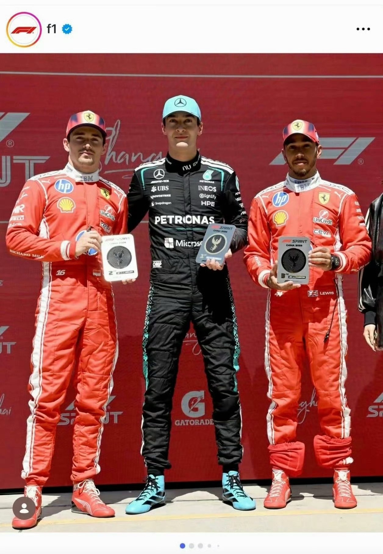 F1海外账号发合影把吴艳妮裁掉常理，F1资讯一般都不提及颁奖嘉宾，体系内出镜，也