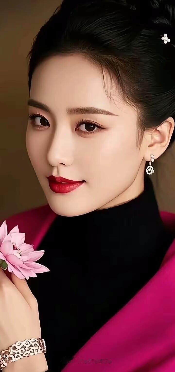 优雅红唇，粉色花束，复古耳环，黑粉撞色，气质满分！