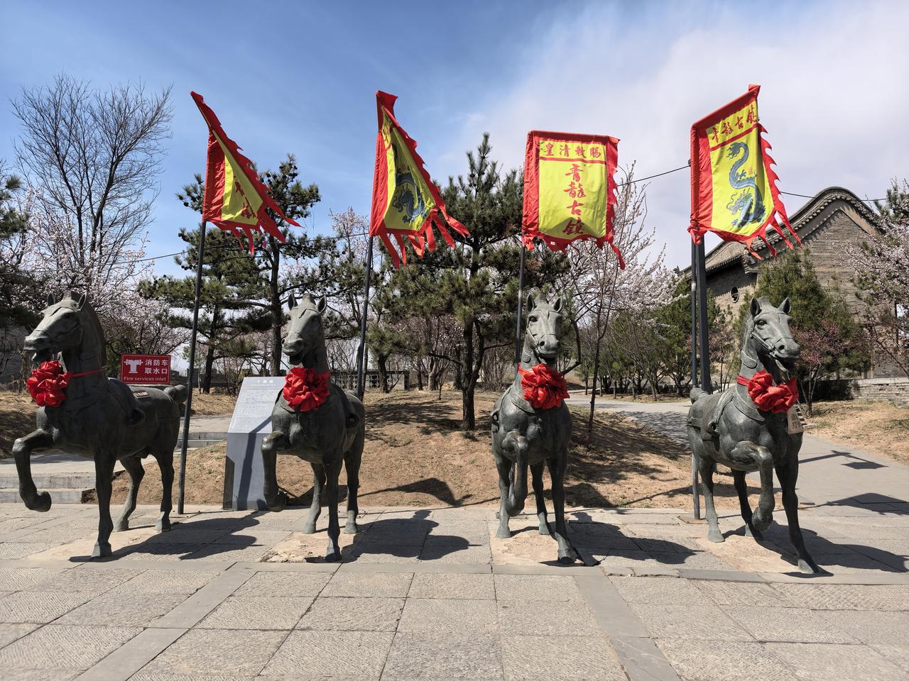 枭骑战胜归，红花胸前鸣。