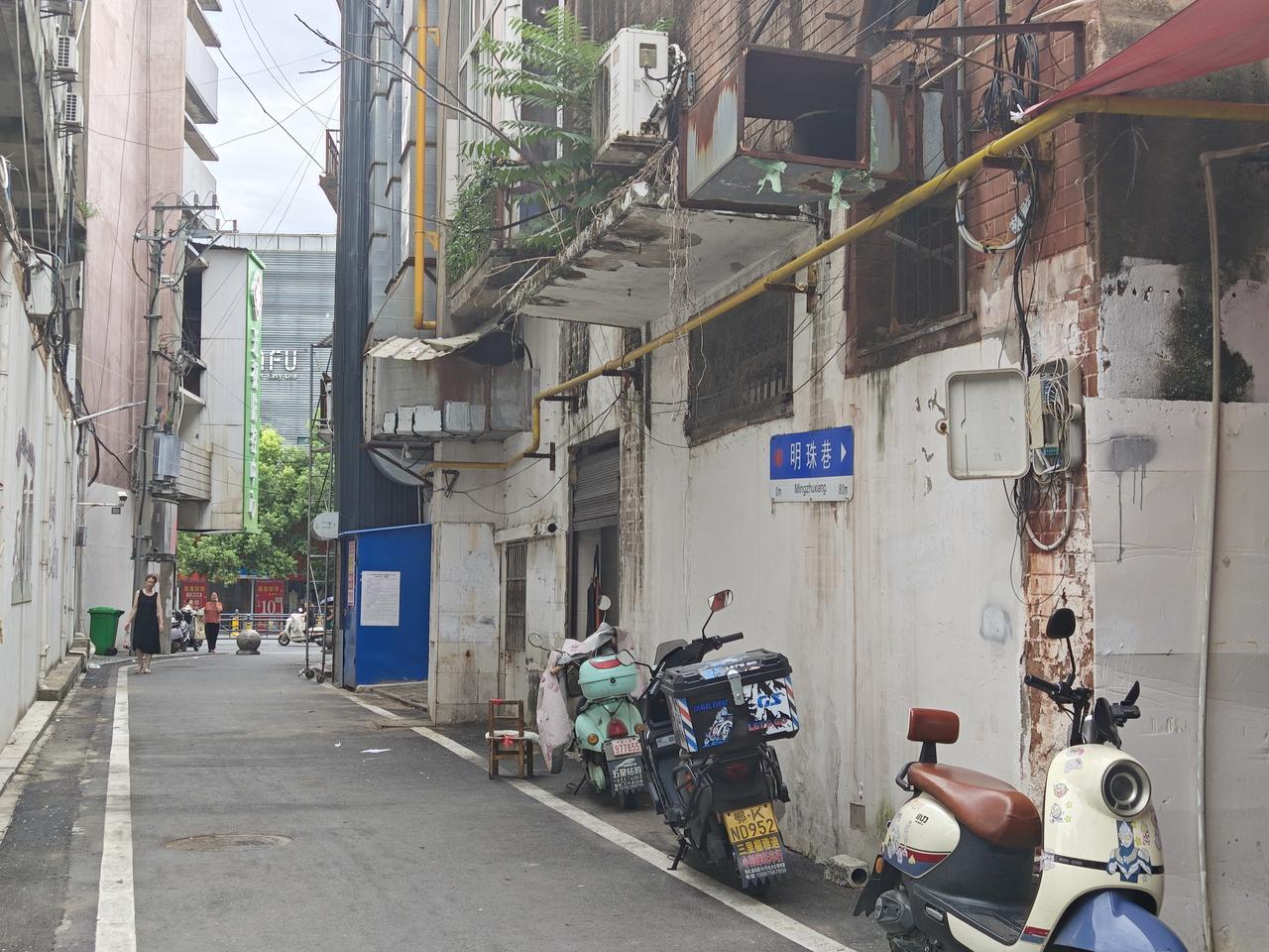 孝感北正外街俗称“一条龙”，是条承载着无数老孝感人记忆的老牌商业街。它全长约50