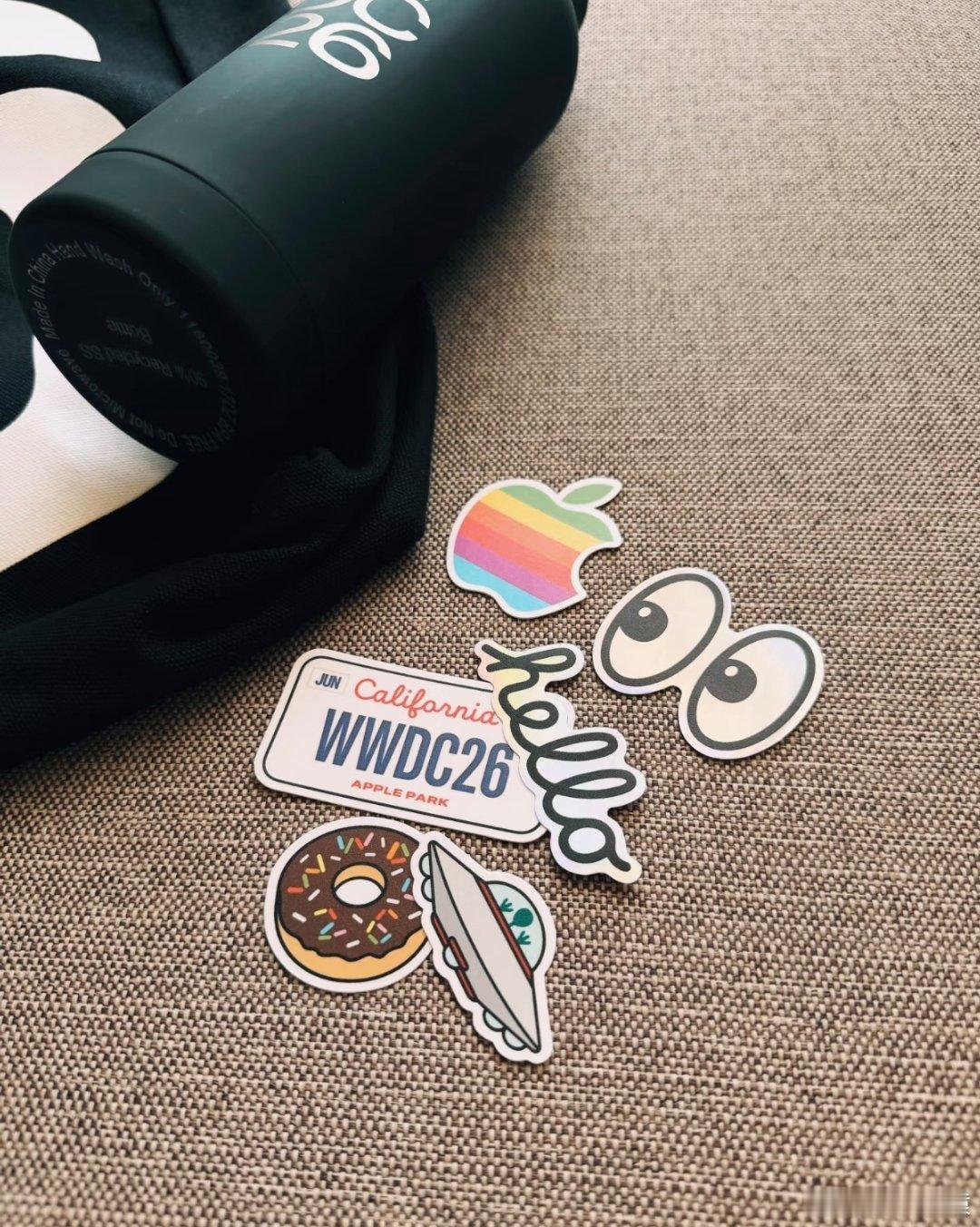 苹果WWDC26参会礼品曝光Apple WWDC 26伴手礼:水杯，帆布袋和徽章