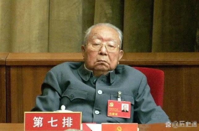 2007年，86岁的华主席，出席十七大会议，笑称湖南是第二故乡，精神矍铄。