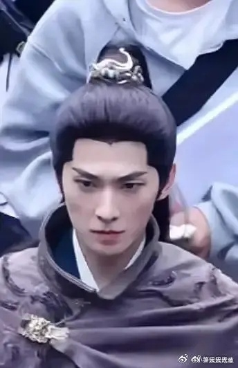 不敢相信能把杨洋的脸弄这么丑的也能有工作 最后一张真的不是p图吗 