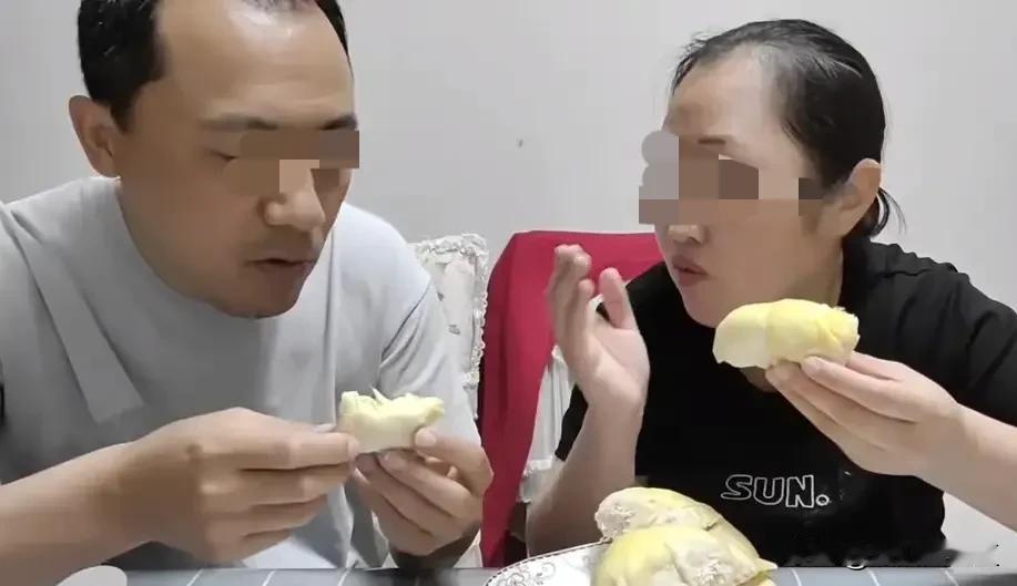 看你吃个榴莲把你急的，慢点吃，给我留点，不知道这是我的最爱吗？猪蹄子，麻辣豆，麻