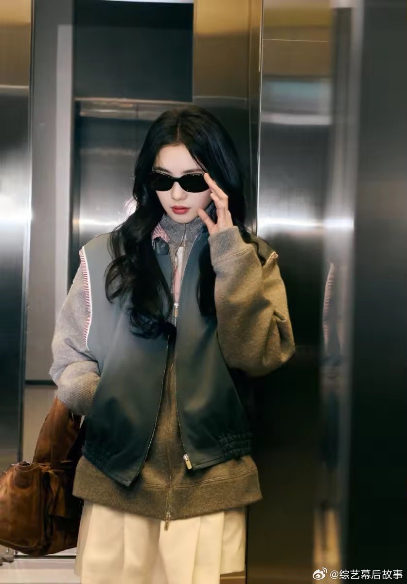 谁再挤着踩刘浩存衣服真的不应该，保持距离很难吗刘浩存 不要踩我的衣服刘浩存说不要