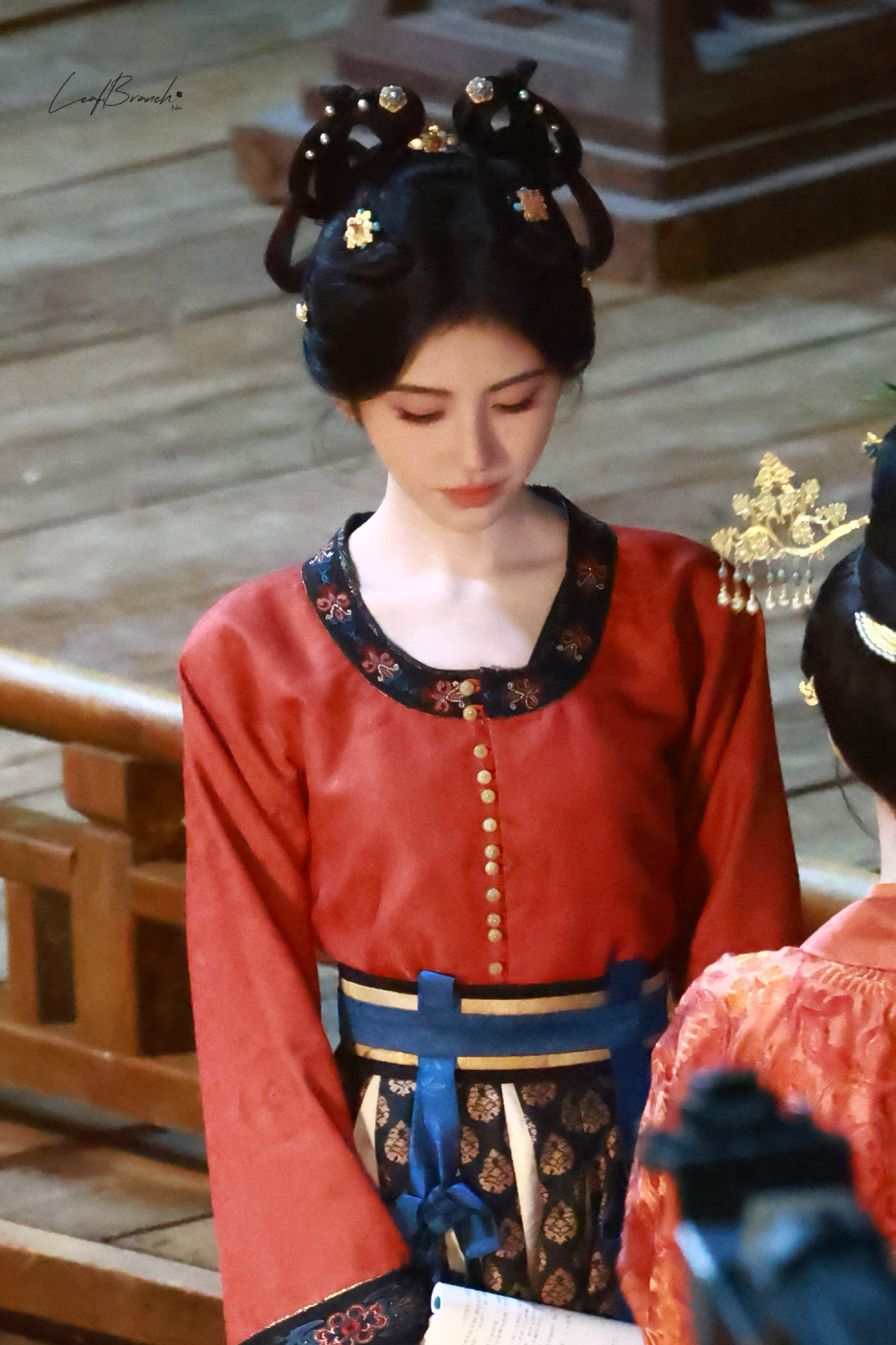 鞠婧祎澹台台 jjy鞠婧祎粉墨江湖 "在吹落叶,在刮小风,在下小雨,在等新年的烟