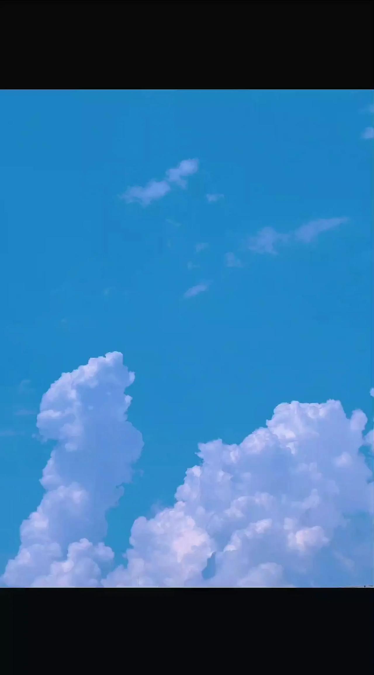 当眼泪要掉下来时，努力抬起头，看云，看天空……