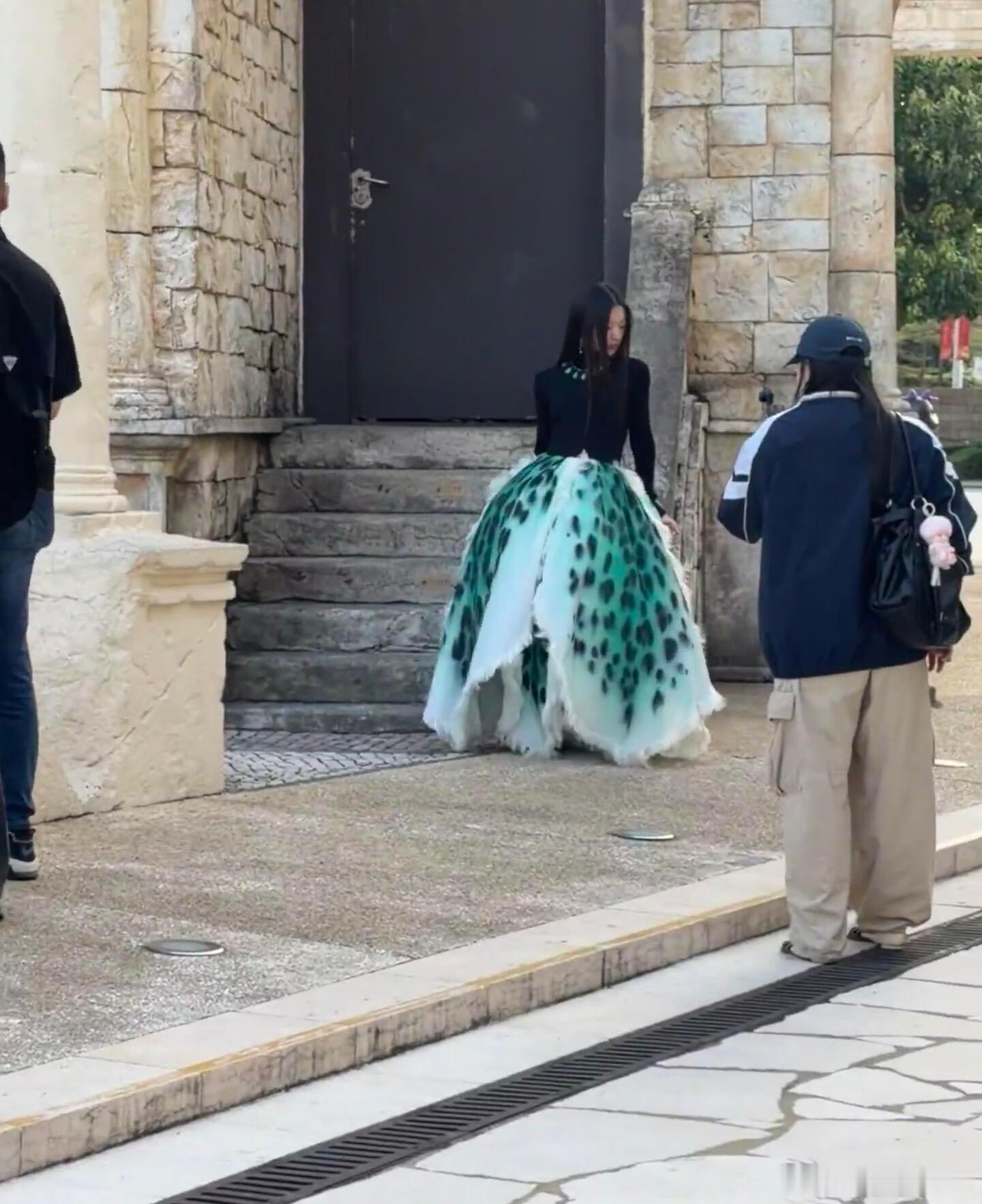 单依纯大湾区晚会路透造型来自CHANEL26春夏高级手工坊系列✨🦚2026湾区