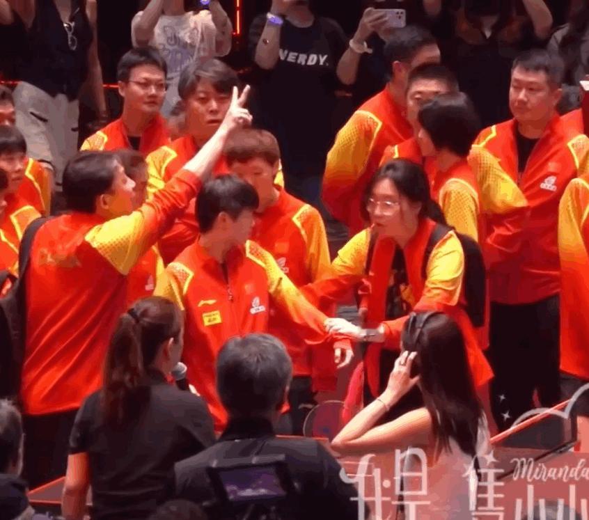 国乒大合照环节太暖心了
1-2，莎莎推着曼昱站C位，主动和曼昱握手并祝贺她，明媚