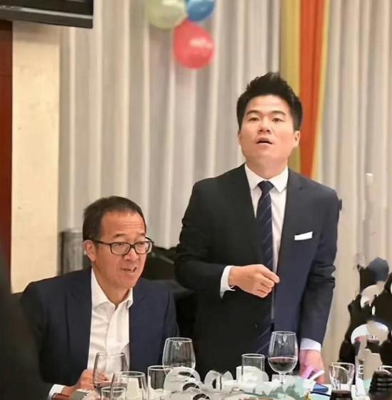 #董宇辉成东方甄选高级合伙人# 虽然董宇辉面临外界各种诱惑，但他依然坚定留在东方